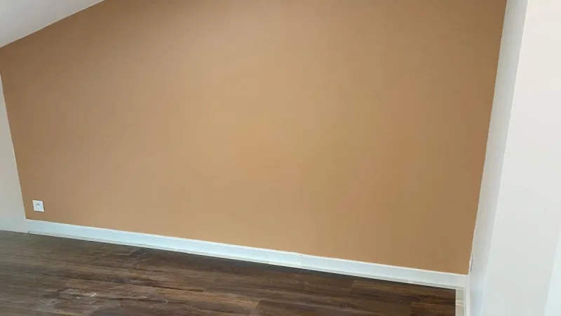 Chambre élégante peinte en beige clair pour une ambiance apaisante