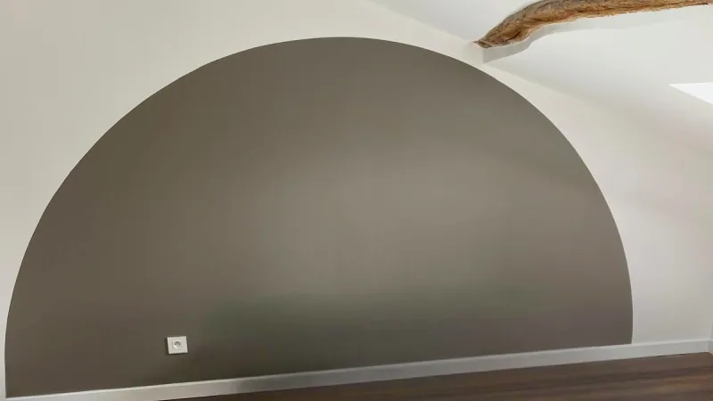 Mur de chambre décoré avec un demi-cercle peint en tête de lit