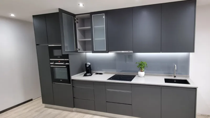 Éclairage fonctionnel dans une cuisine : bandeau LED sous meubles et spots directionnels