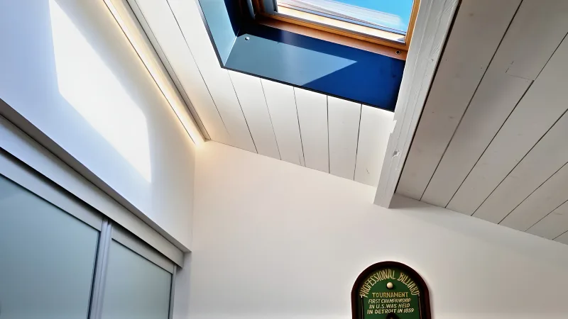 Ambiance méditerranéenne avec plafond en bois peint en blanc et bleu