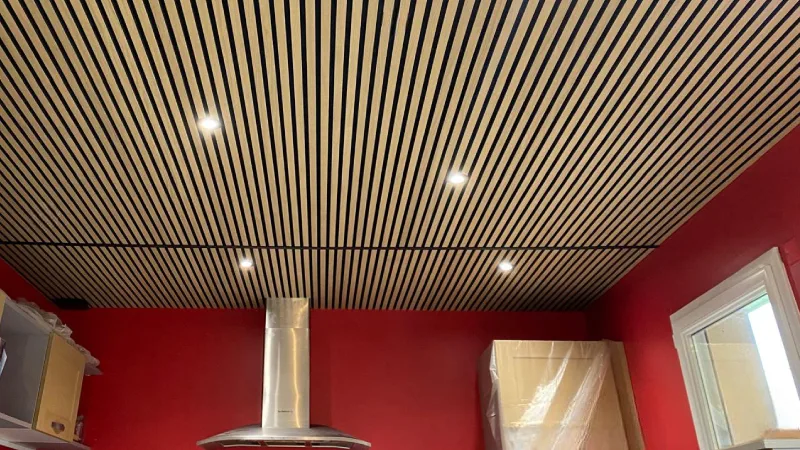 Plafond habillé de lames décoratives effet bois