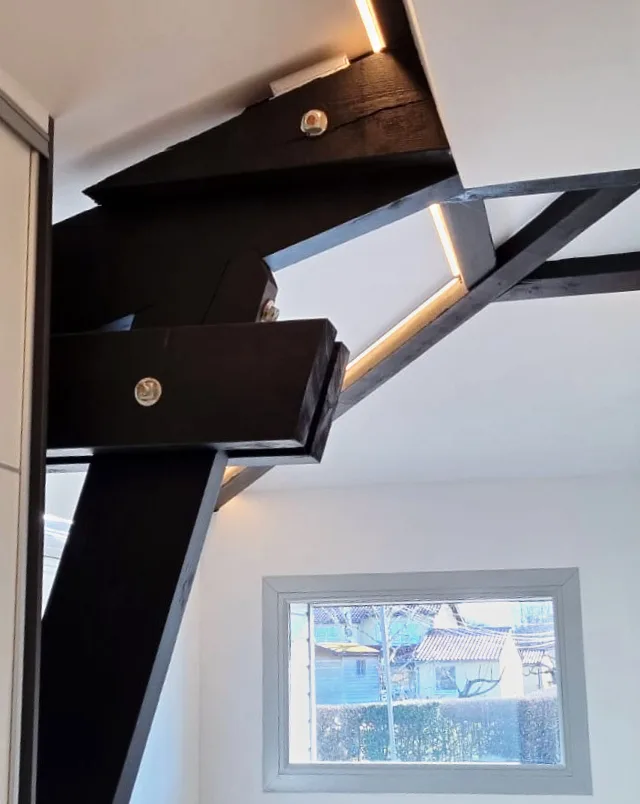 Éclairage architectural : LED discrètes intégrées dans une poutre en bois